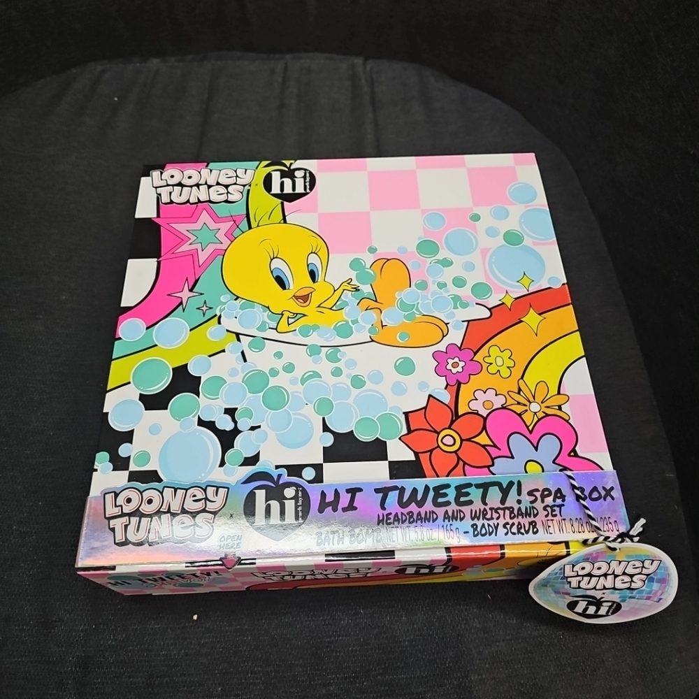NIB Looney Tunes Hi TWEETY! Spa Box Headband & Wristband Bath Bomb & Body Scrub